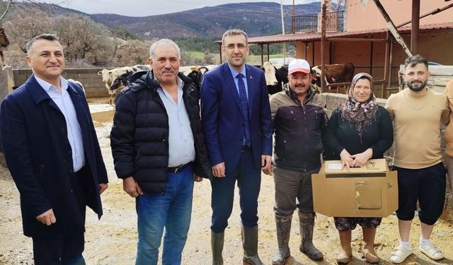 Takımın altına çizmeleri giyip, Uşak Kayaağıl köyündeki hayvancılıkla uğraşan işletmelere girdi!