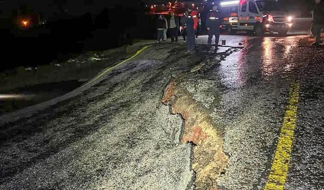 Uşak Aşağı Karacahisar'da çöken yol kötü işçilik nedeniyle bu hale geldi