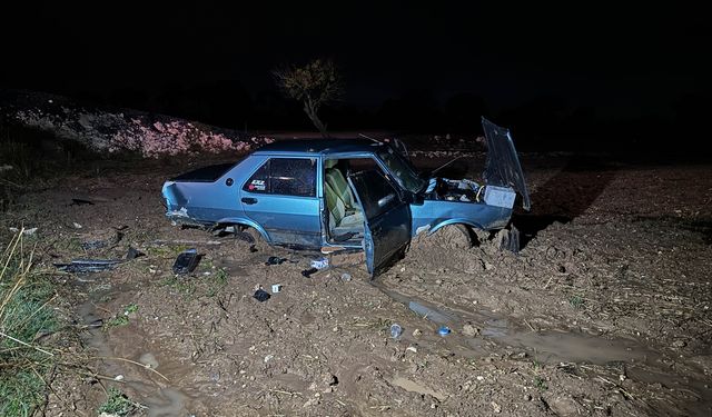 Uşak'ın Ulubey ilçesinde kaza! Otomobil çamur tarlasına uçtu!