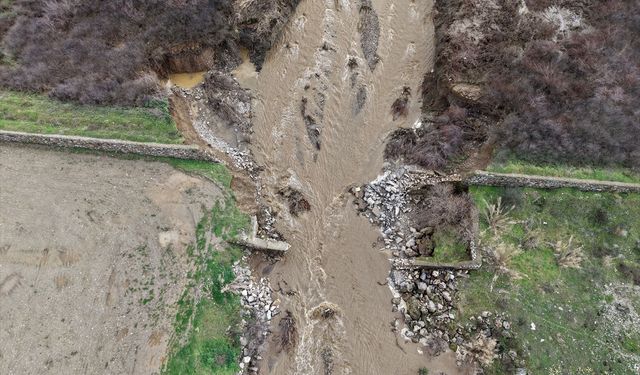 Irlamaz Çayı'ndaki taşkın kontrol tesisi, yoğun yağmurla birlikte çöktü!