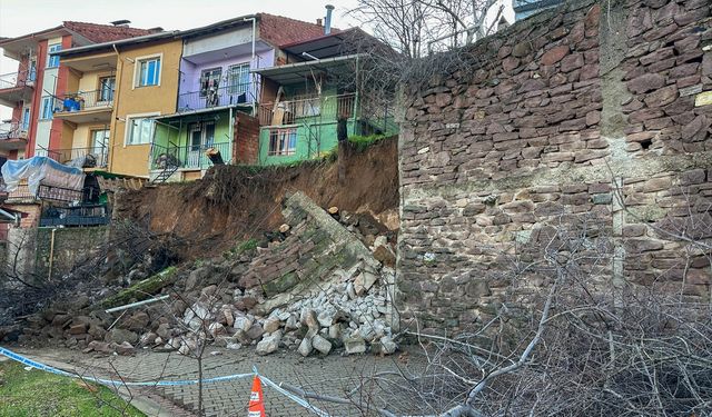 Uşak'ta Yenişehir rampasındaki yola devasa kaya düştü! Hacıkadem'de toprak kaydı!
