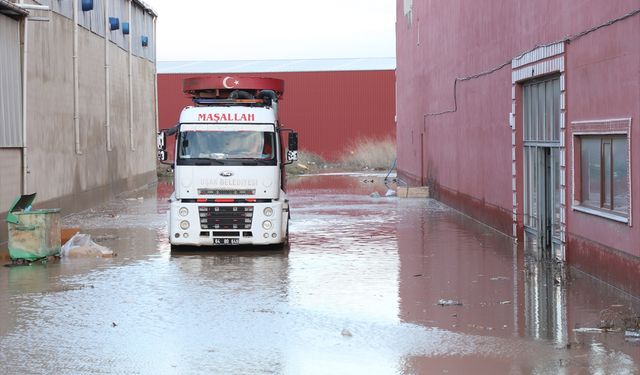 Uşak'ta Çanlı'da dere yatağı çevresine yapılan fabrikaları su aldı