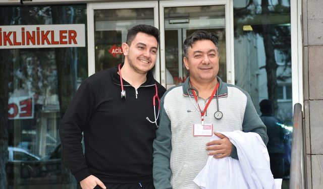 Uşak'ın komşusu Sandıklı'da baba ve oğul aynı hastanede doktorluk yapıyorlar!
