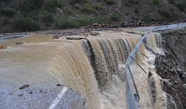 Ödemiş ve Turgutlu yolu çöktü! Yol trafiğe kapandı