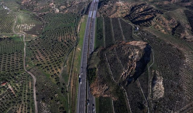 Turgutlu ve Saruhanlı arasında toprak kaymasıyla kapanan otoyol yeniden ulaşıma açıldı