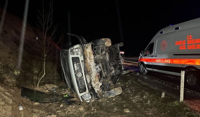Uşak Ulubey yolunda kayganlaşan zemin kazaya yol açtı! 17 kişi yaralandı