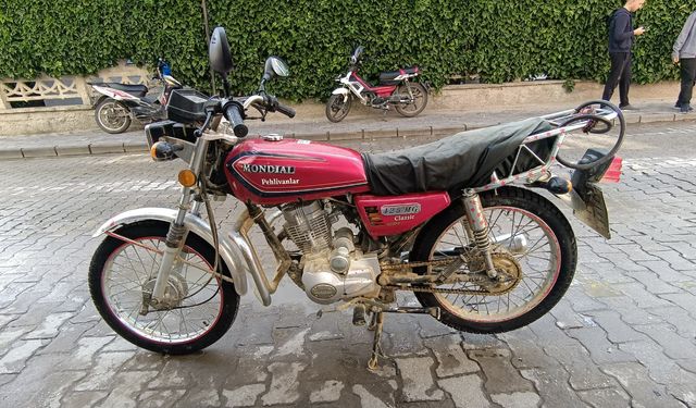 Uşak Dikilitaş'ta apartman girişindeki motosikleti çaldılar!