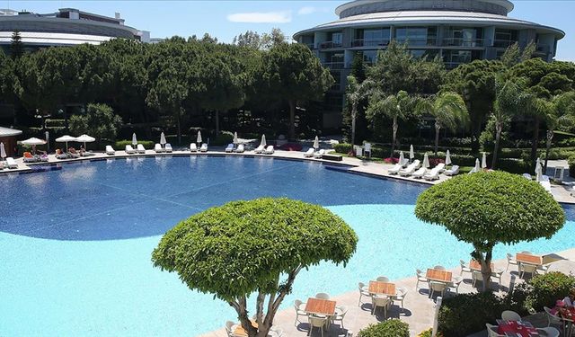 Uşak esnafını temsil edenlerin Antalya'da yaptığı lüks toplantıyı ifşa eden o başkan aday olmuyor!