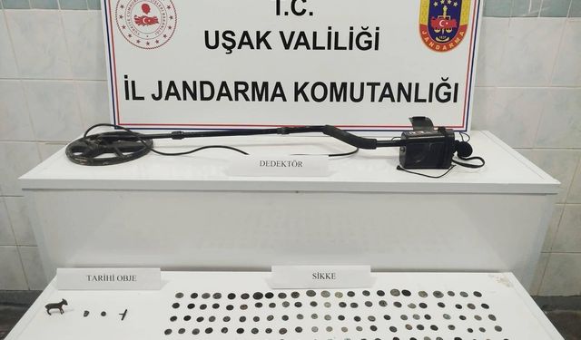 Uşak'ta Jandarma ekipleri, Işık Mahallesi'ndeki eve eser operasyonu yaptı