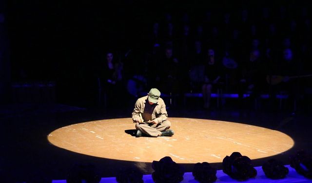 Uşak'ta İstiklal Marşı yarışmasında dereceye giren öğrencilere ödül