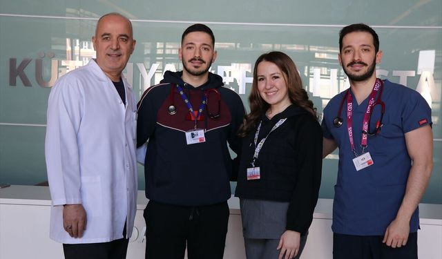 Uşak ve Eskişehir'den hastaların gittiği Kütahya Şehir Hastanesi'nde 3 çocuğuyla beraber çalışıyor