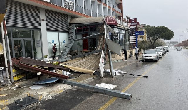 Uşak, Denizli ve Afyon'a şiddetli rüzgar uyarısı! Denizli'de çatılar uçtu!