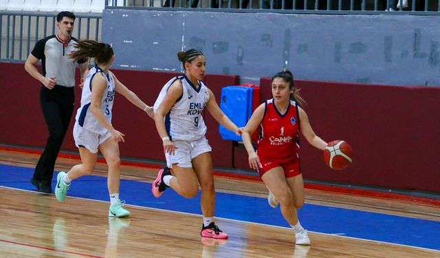 Uşak'ta 18 yaş altı kız basketbolcular mücadele ettiler