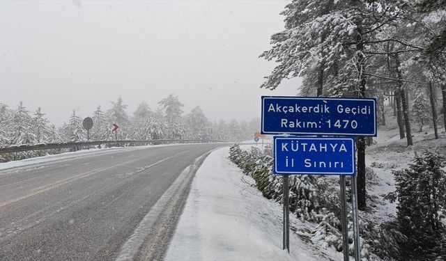 Uşak'ın komşusu Demirci Akçakertlik mevkisiine kar yağdı
