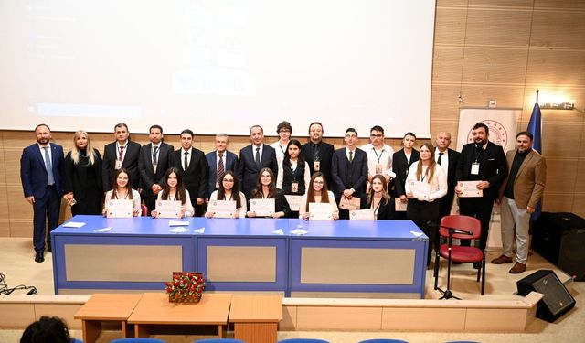 Uşak Fen, Sivaslı Fen ve Eşme Cemalettin Avcı Lisesi'nin parlak öğrencileri üniversitede panele katıldı