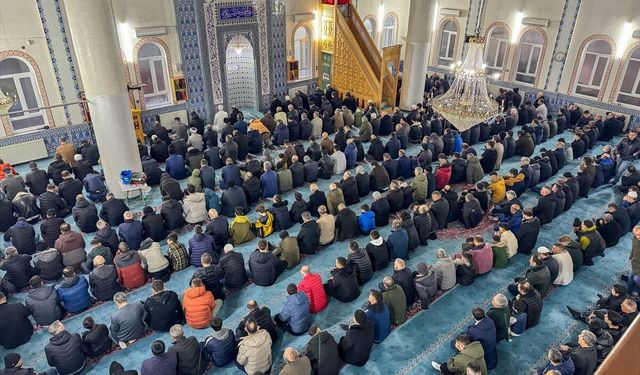 Uşak'ta Bayram namazı nedeniyle Yücetepe Camii'de yoğunluk oluştu