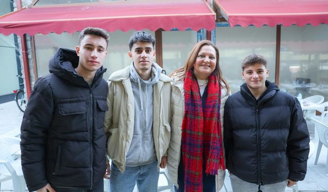 Uşak'ın komşusu Afyon'un Belediye Başkanı Burcu Köksal, vatandaşla iftar yemeklerinde buluşuyor