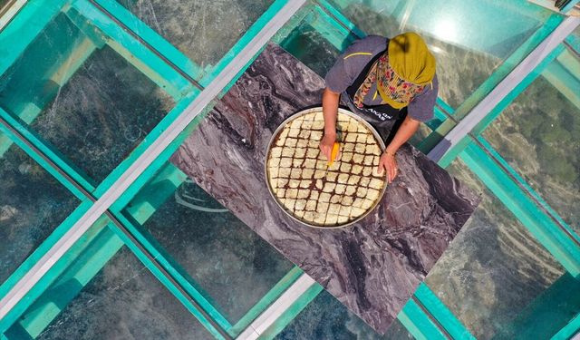 Uşak'ın Ulubey ilçesine has zini hamursuzunu yerden 150 metre yüksekteki cam terasta pişirdi!