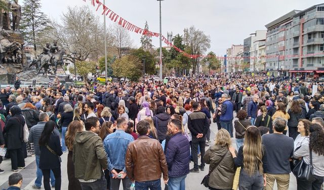 Binlerce öğretmen, Uşak'ın göbeğinde ıslıklarla şiddete karşı çıktılar
