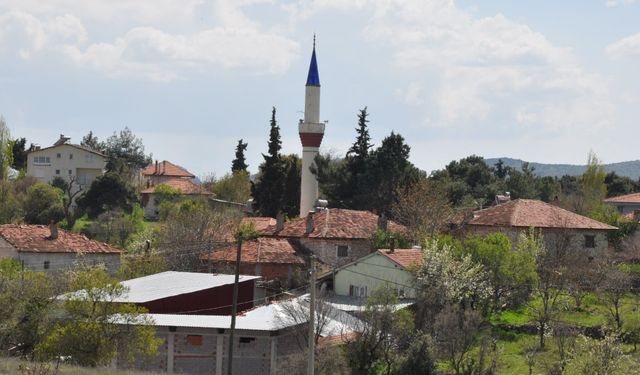 Ulubey Çamdere'nin susuz köylüleri, Uşak'ta çukura dönen dağdan su temin ediyorlardı