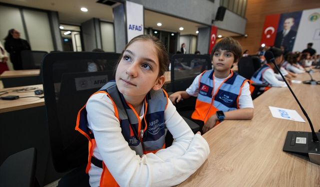 İzmir'deki deprem tatbikatını koordine eden minikler, büyükleri aratmadı