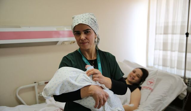 Denizlili Saniye Ebe, 30 yıldır 5 bine yakın bebeğin dünyaya gelmesine yardımcı oldu