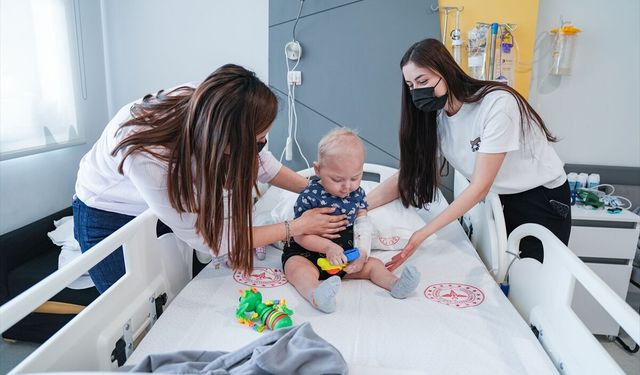 Kadir Efe bebek, İzmir'de yetişkinden nakledilen bağırsakla hayata bağlandı