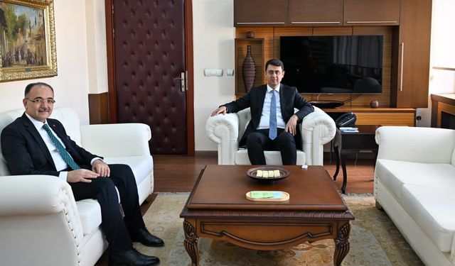 Uşak'ta 2014 ve 2019 döneminde görev yapan Başkan Nurullah Cahan, Uşak Valisini ziyaret etti