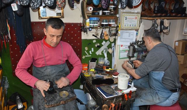 Uşak'ın komşusu Demirci'deki Mehmet ve Murat Kozak kardeşler, pehlivanlara kispet dikiyor