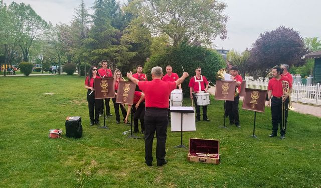 Uşak Belediyesi'nin bando ekibinden Atapark'ta vatandaşa müzik keyfi