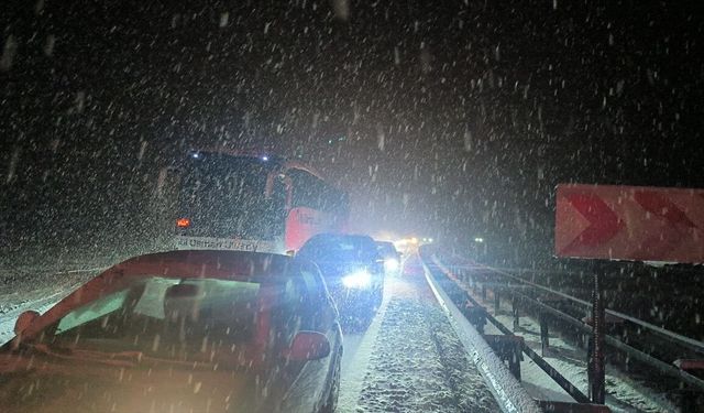 Uşak'tan Afyon ve Kütahya yönüne giden araçlar yoğun kar nedeniyle Dumlupınar'da tıkandı