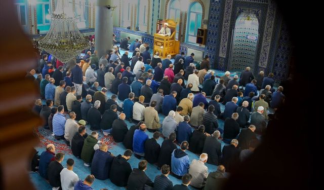 Uşak'ta Bayram Namazı kılındı! Yücetepe Camii'nden görüntüler