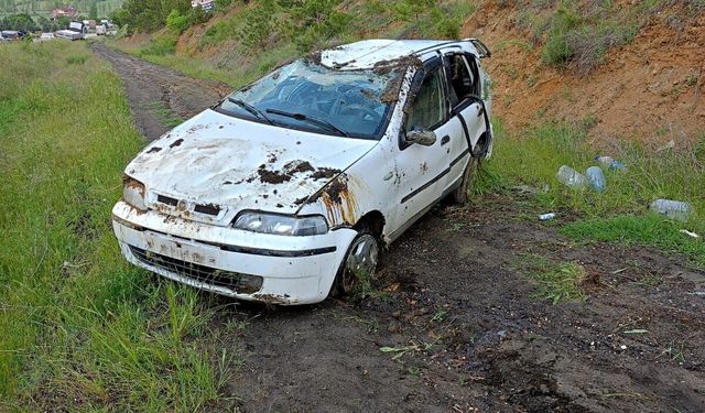 Uşak Banaz Kızılhisar'da takla atan otomobildeki 3 kişi yaralandı! 1'nin durumu ağır!