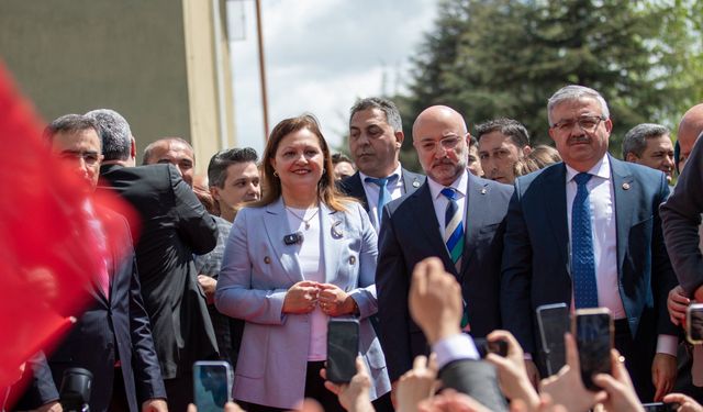 Uşak'ın komşusu Afyonkarahisar'ın Belediye Başkanı AK Partili Burcu Köksal, partililerle buluştu
