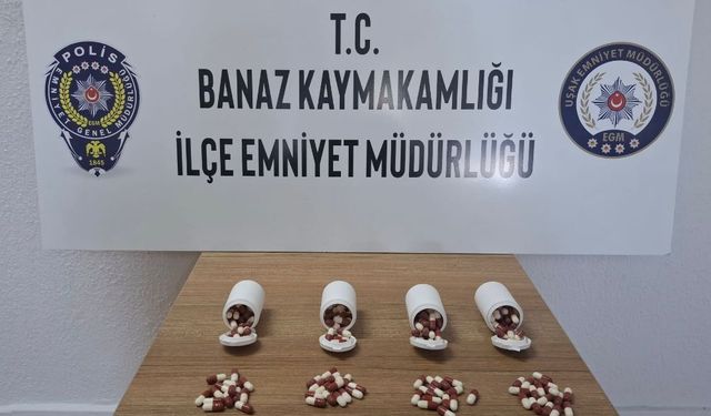Uşak Banaz'da polisten kaçan araçtan 197 yeşil reçeteli hap çıktı! Satıcı değil içiciyiz ifadesi!