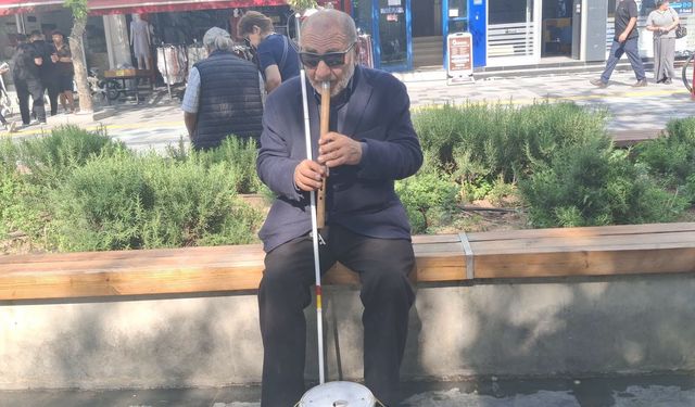 Uşak'ta kaval çalan görme engelli Ahmet Sezer, muhteşem bıçak biliyor!