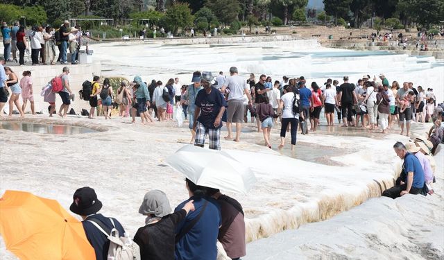 Eskişehir ve Uşak'tan yoğun ziyaretçi çeken Pamukkale'deki Hierapolis rekor kırdı