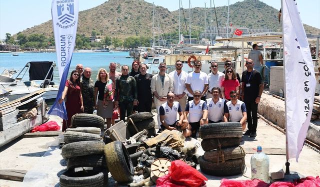 Bodrum'da denizden yaklaşık 1 ton atık çıkardılar