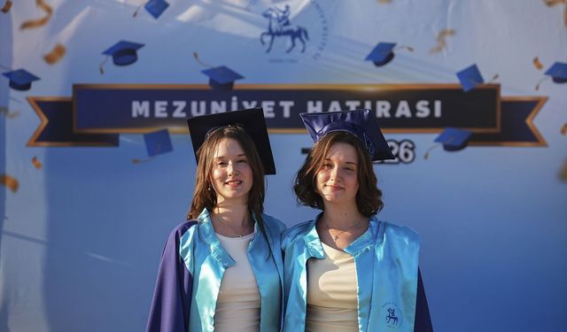 Hemşirelik yapacak olan Aleyna ve İlayda Yurdakul, acildeki bazı hastaları 'çift görüyorum' diye korkuttu