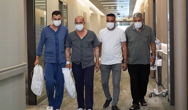 İzmir'de oğlu ve damadından organ nakli yapılan 2 baba sağlığına kavuştu