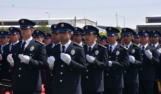 Afyonkarahisar'da mezun olan polis adayları kep attı