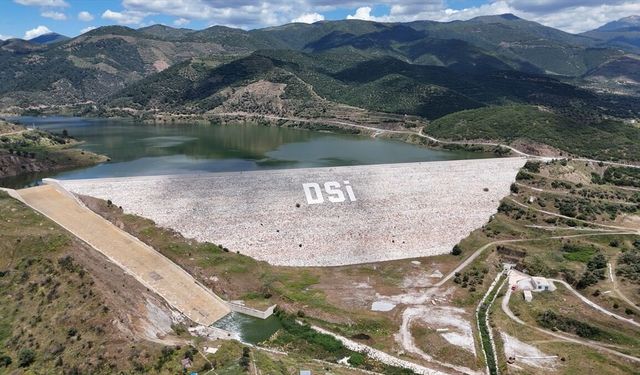 950 futbol sahasını sulayan Rahmanlar Barajı'nın suyu bölgeye hayat veriyor