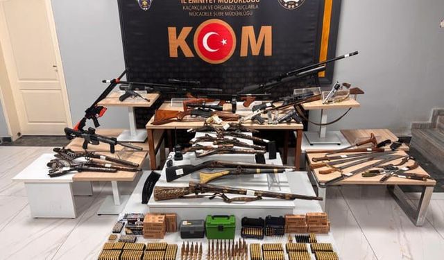 Uşak'ta 1 konut ve 1 işyerine silah operasyonu! Kılıçlar da ele geçirildi!