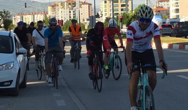 Uşak'ta bisiklet yollarını yaygınlaştırmaları gerekiyor! Mehmet Gelçik'ten trafik güvenliği için önemli talep!