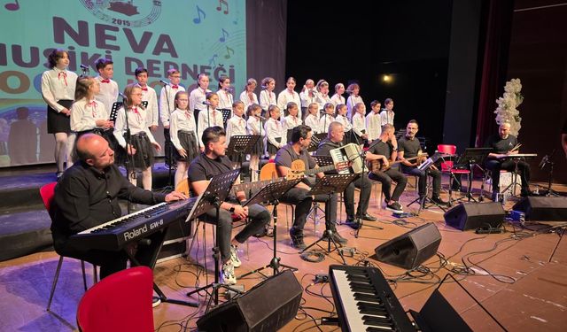 Uşak Neva Musiki Derneği Çocuk Korosu, müzik dolu keyifli bir gece yaşattı