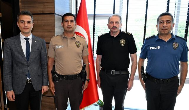 Uşak Yaşar Akar İlkokulu'nda ıslandığı halde görme engelli vatandaşa yardım eden bekçi Seyhan Öncü'ye ödül