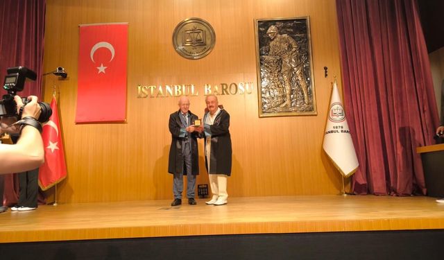 Gülse Birsel'in babası Uşaklı avukat Gültekin Şener'e anlamlı ödül