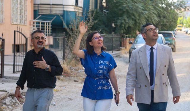 Uşak Merkez'deki yol ve kaldırım çalışmalarını yerinde inceledi! Çarşı esnafıyla istişarelerde bulundu