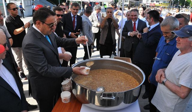 Kütahya Valiliği ve Hacı Bektaşı Veli Derneği, 2 bin kişiye aşure ikram etti