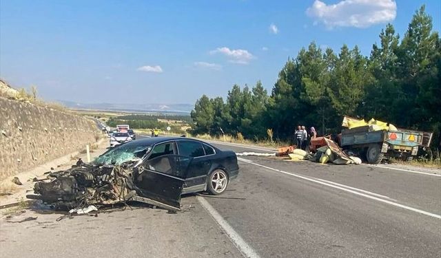 Uşak Ulubey İnay mevkiinde otomobil ve traktör çarpıştı